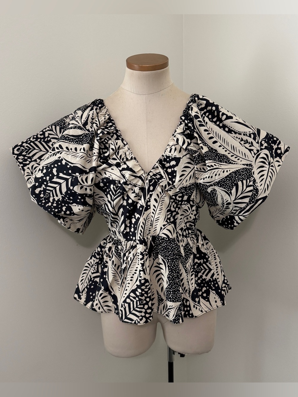 Gilner Farrar Medium Peplum Dramatic Flare Sleeve Leave Print Blouse Top